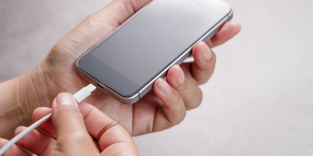 Herkes bilmeden bu hatayı yapıyor, akıllı telefonunun ömrünü kısaltıyor! Pil hatasına dikkat: 5 yıl birden kısaltıyor 5